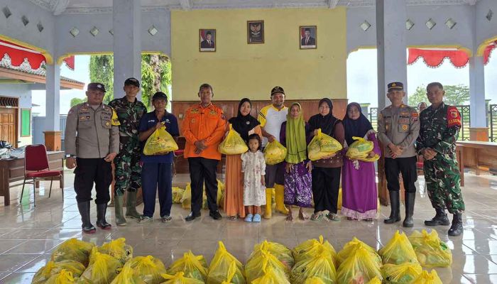 SIG Pabrik Tuban Salurkan Bantuan Sembako untuk 85 KK Terdampak Banjir Bengawan Solo di Desa Kebomelati