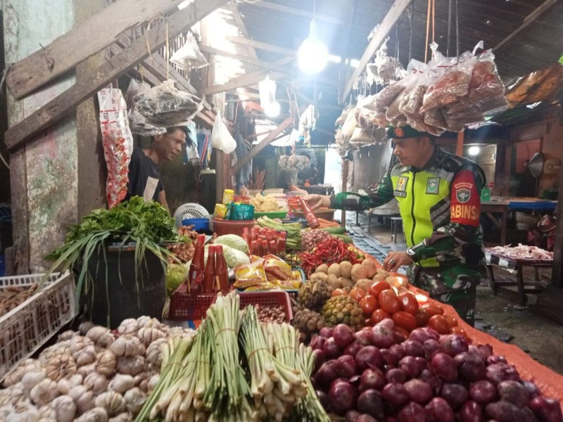 Wujud Kepedulian TNI Terhadap Rakyat: Babinsa Cek Langsung Harga Sembako di Pasar Tradisional Aceh Tenggara Demi Pastikan Harga Sesuai Ketentuan Pemerintah