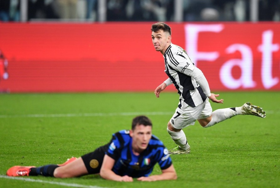 Napoli Gagal Dekati Inter Milan di Puncak Klasemen Serie A Usai Ditahan Imbang Bologna, Duel Sengit Diwarnai Aksi Dramatis