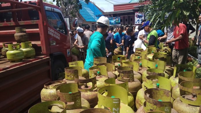 Warga Kotabaru Serbu Pasar Murah untuk Dapatkan Gas Elpiji 3 Kg Seharga Rp 27 Ribu
