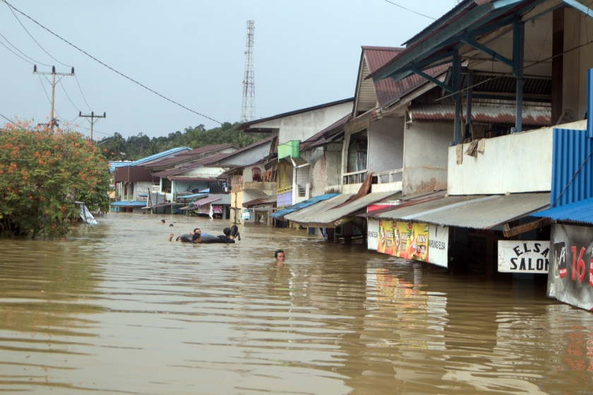 BPBD Makassar Jamin Logistik Dan Kesehatan Aman Bagi Ratusan Pengungsi Banjir