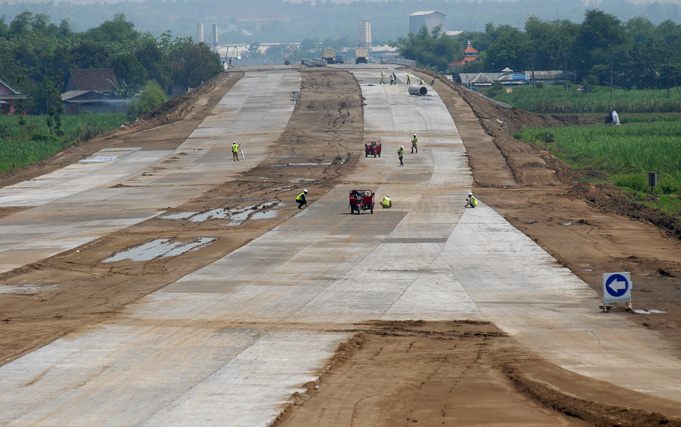 Debu dan Pasir Cemari Jalan RE Martadinata Akibat Proyek Tol HBR
