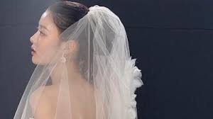 Kim Yoo Jung Memukau dengan Gaun Pengantin di Dear X