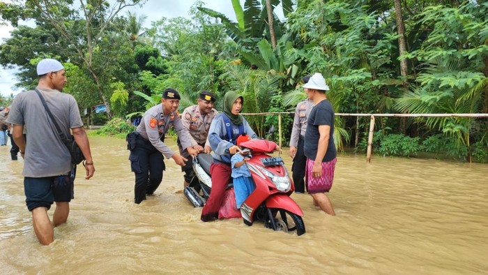 Banjir Besar Landa Kabupaten Lombok Barat: Puluhan Rumah Terendam, Warga Mengungsi