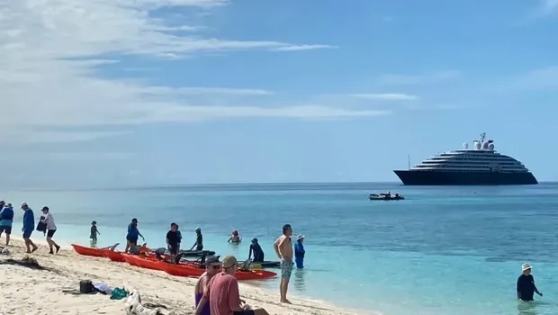Kapal Pesiar MV Scenic Eclipse II Berlabuh di Pulau Lantigiang, Dorong Ekowisata dan Konservasi Bahari di Sulsel