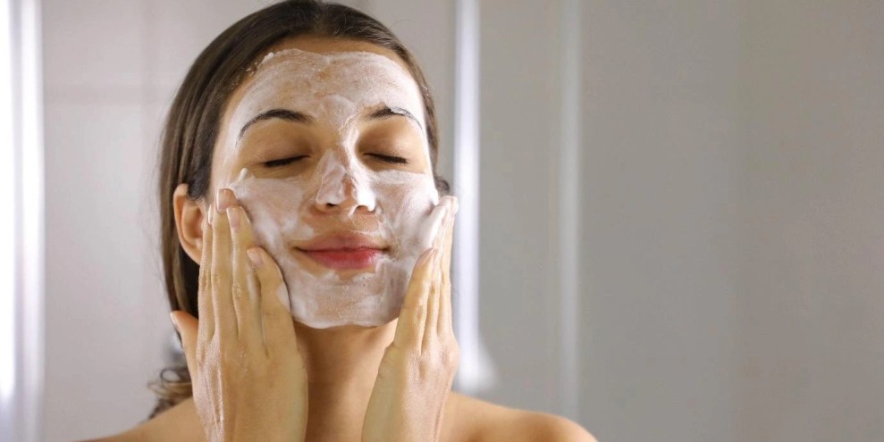 Jenis Pembersih Wajah Terbaik untuk Kulit Sehat dan Bersih
