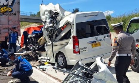 Travel Jambi Tabrak Hiace di Jalur Solok