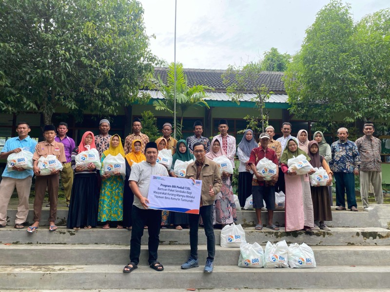BRI Tuban Distribusikan 1.000 Paket Sembako untuk Bantu Masyarakat Kurang Mampu