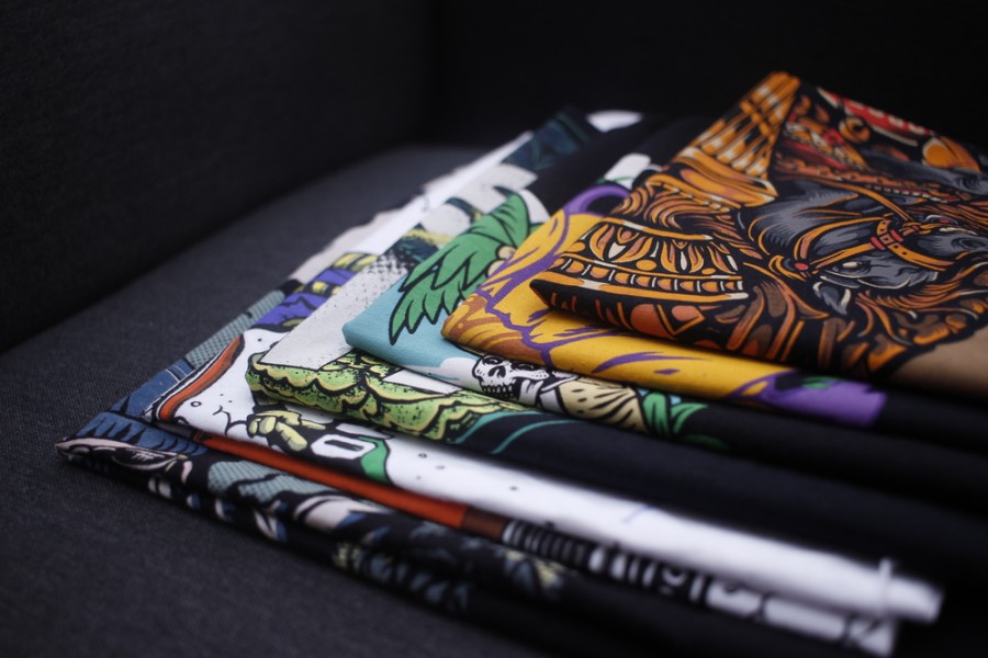 Sablon Rubber vs Plastisol adalah Perbandingan Teknologi Cetak untuk Pakaian dan Aksesori