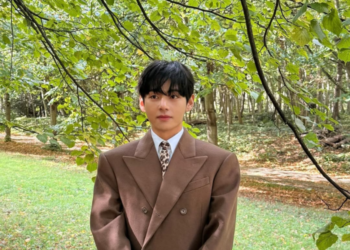Kim Taehyung Bersinar dengan Gaya Unik di Paris Fashion Week