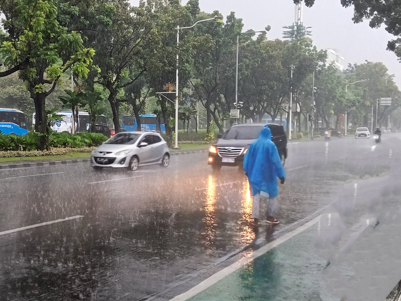 BMKG Prakirakan Mayoritas Wilayah Indonesia Berawan hingga Hujan pada Senin
