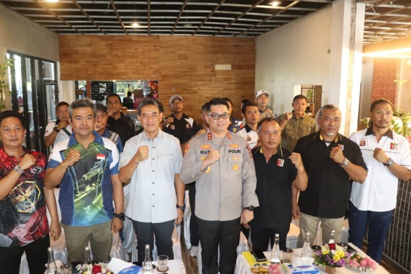 Spirit Kebersamaan Pegawai Politik  Kesbangpol Buleleng dalam Ritual Suci Purnama Kewulu 2026