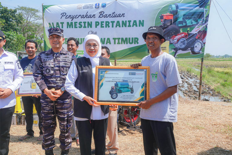 Petani Probolinggo Dapat Alsintan, Siap Produksi Optimal Petani Probolinggo Dapat Alsintan, Siap Produksi Optimal