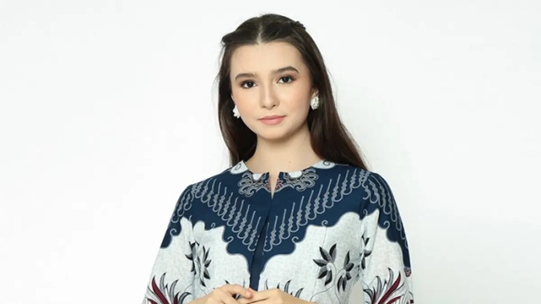Baju Batik Modern Lengan Panjang dan Pendek Jadi Tren Fashion Kantor April 2025