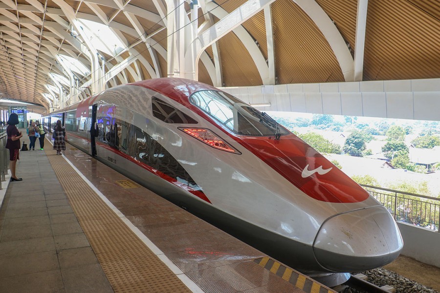 Kereta Cepat Whoosh: Transportasi Modern JakartaSurabaya Tawarkan Solusi Cepat dan Efisien