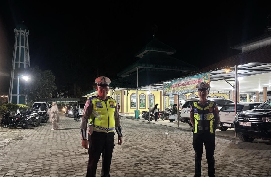 Personel Satlantas Polres Lampung Barat Pastikan Kelancaran Ibadah Tarawih Masyarakat Setempat