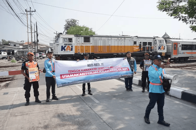 Kecelakaan Lalu Lintas yang Melibatkan Kereta Api Meningkat, Pengendara Nekat Terobos Palang Tertutup Jadi Penyebab Utama