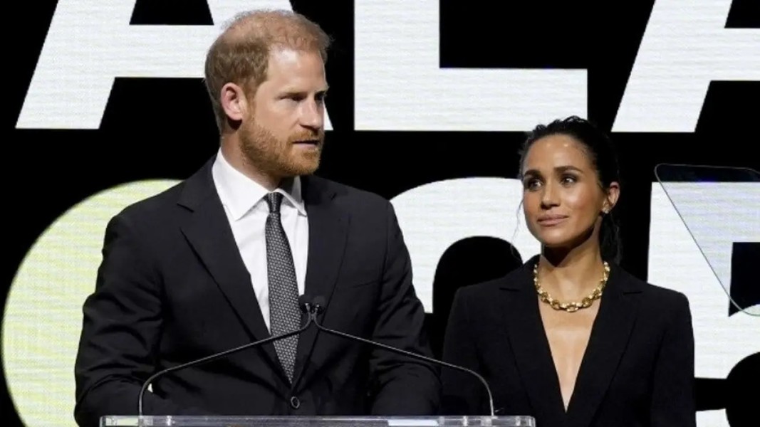 Reaksi Harry Saat Meghan Dikritik Paris Fashion Week Reaksi Harry Saat Meghan Dikritik Paris Fashion Week