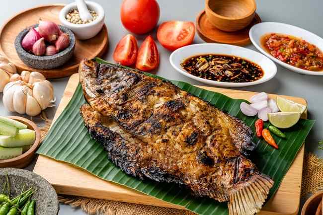 Resep Ikan Kuwe Bakar Saus Jimbaran Rumahan dengan Aroma Khas Daun Pisang