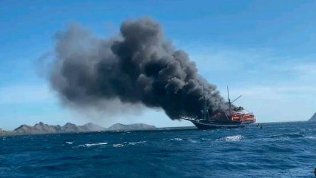 Kapal Nelayan Asal Sumbawa Terbakar di Perairan Gili Meno: Evakuasi Dramatis Disaksikan Warga