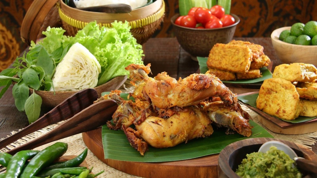 Lezatnya Ayam Goreng Favorit Warga Bandung yang Menggoda Selera Semua Orang
