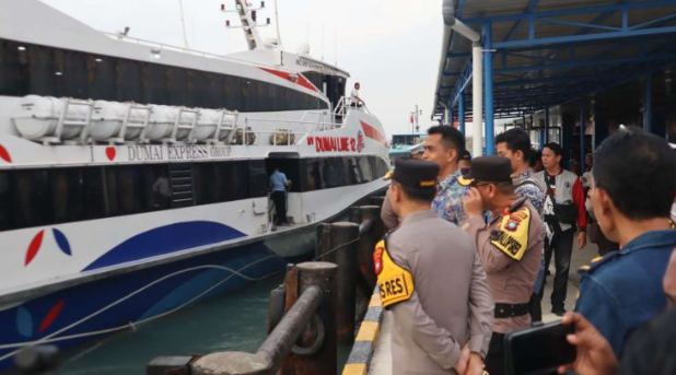 Kapolresta Tanjungpinang Tinjau Arus Mudik di Pelabuhan Sri Bintan Pura, Pastikan Kru Kapal Bebas Narkoba dan Alkohol