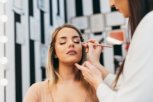 Tren Viral Kecantikan Unrecognizable Makeup di TikTok: Transformasi Wajah yang Menggoda
