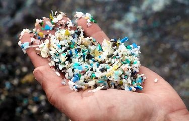 Mikroplastik di Air Hujan: Dampak dan Pencegahannya bagi Tubuh