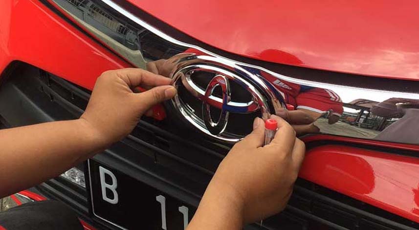 Cara Mengganti Emblem Mobil Paling Praktis dan Harganya