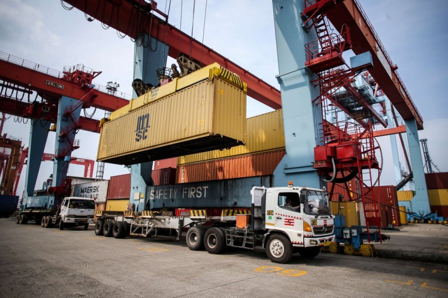 Strategi Logistik Efisien Hemat Biaya Operasional Truk Industri