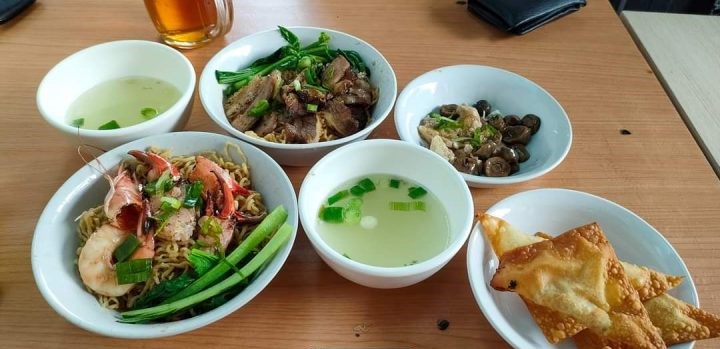 24 Rekomendasi Tempat Makan Enak di Pasar Minggu yang Paling Populer