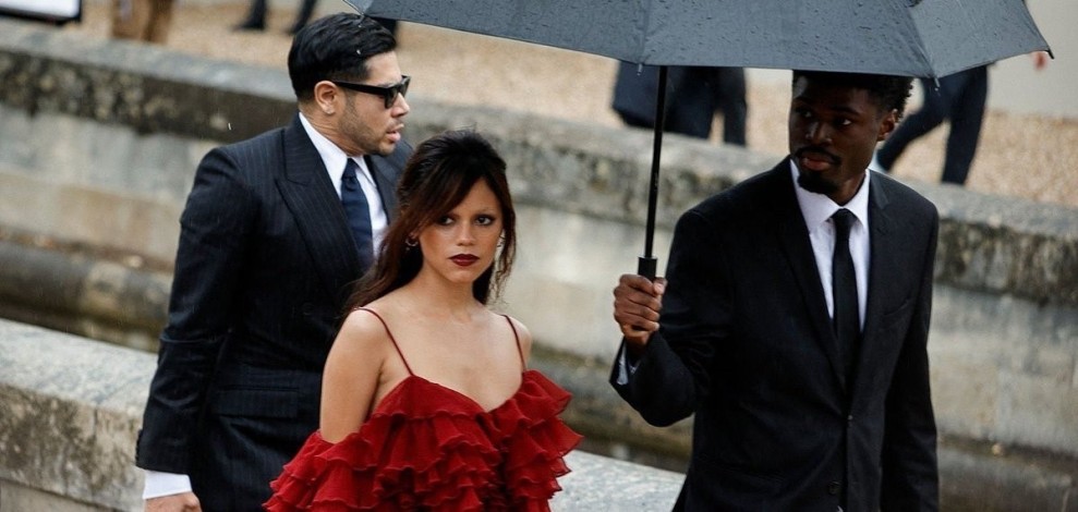 Jenna Ortega Tampil Gaya Gotik Memukau di Paris Fashion Week