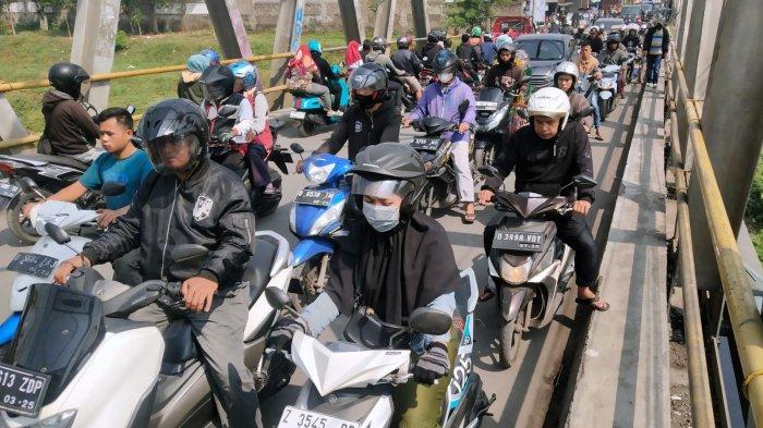 Kepadatan Lalu Lintas Kendaraan Parah Terjadi di Jembatan Dua Rancamanyar, Bandung, Akibat Persimpangan di Ujung Jembatan