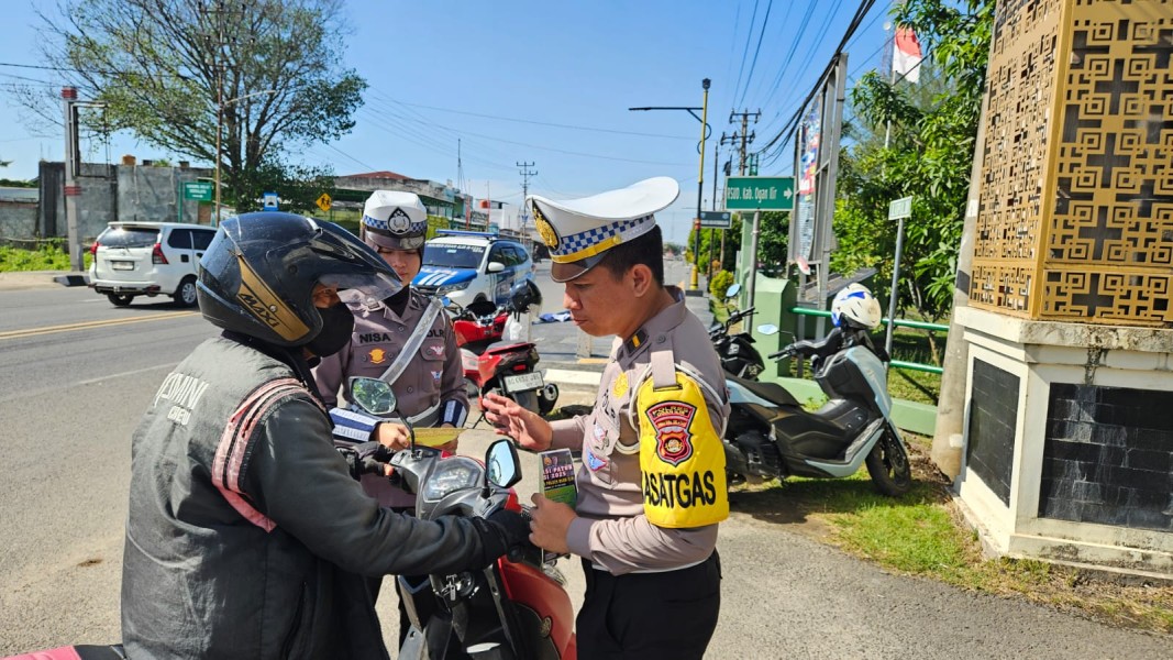Kendaraan Melintas Aman Berkat Pengecekan Petugas