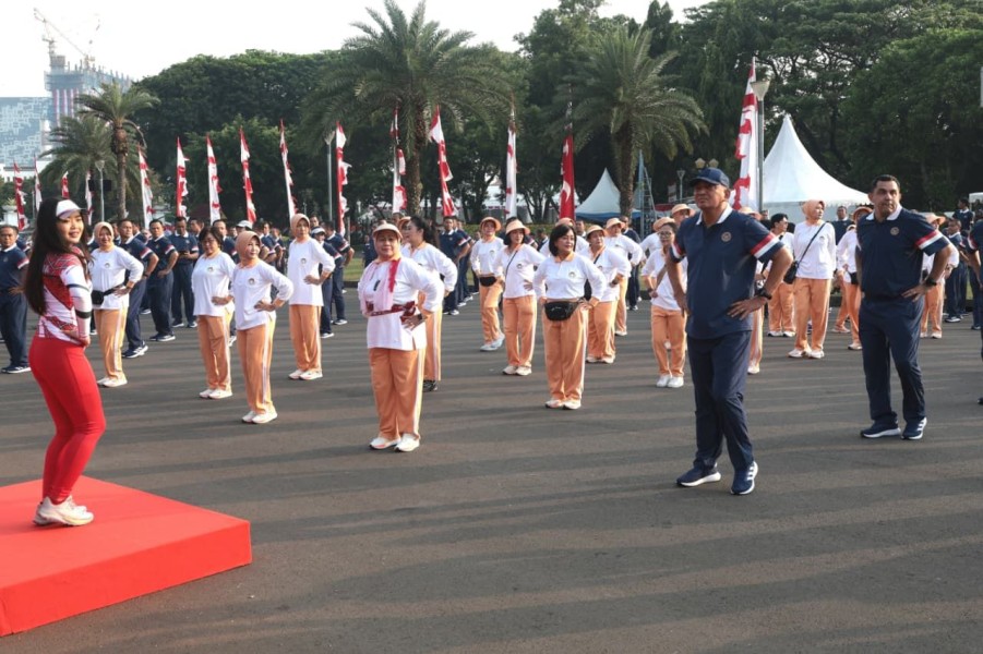 Dharma Wanita Kemhan Semarak dengan Olahraga Bersama