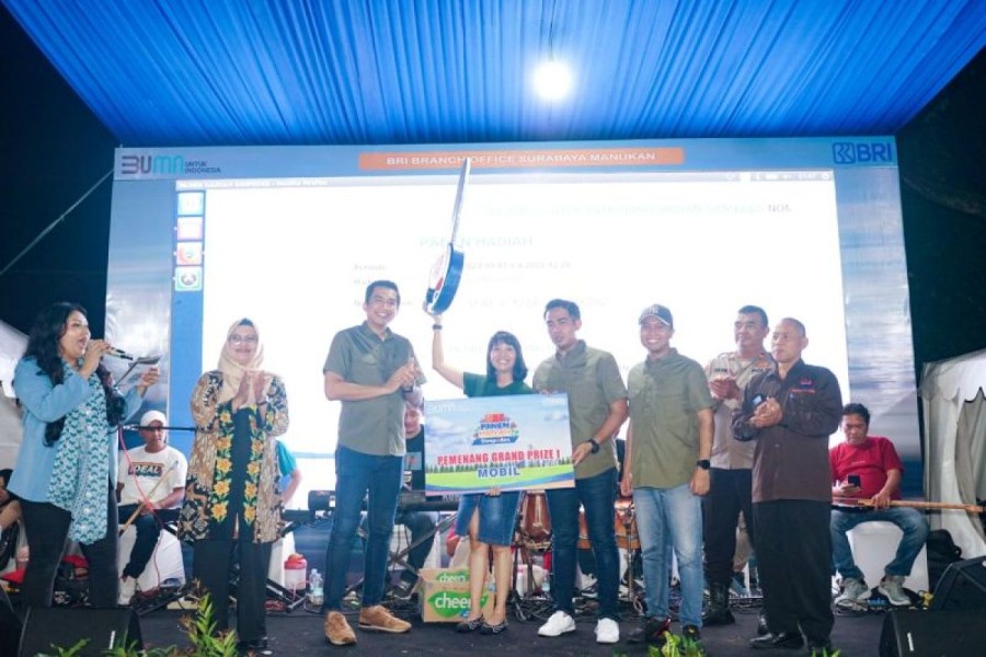 BRI Manukan Gelar Panen Hadiah Simpedes 2024 dan Bazar UMKM di Pasar Ndeso Lakarsantri, Mobil Suzuki Ertiga Jadi Hadiah Utama