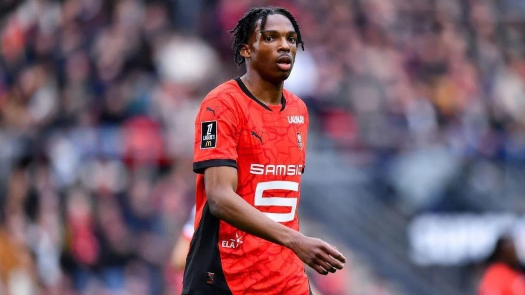 Liverpool Tikung Chelsea Dalam Perburuan Bek Muda Rennes Seharga Satu Triliun