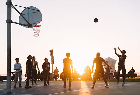 Aktivitas Bermain Basket Pelajar di Taman Musafir
