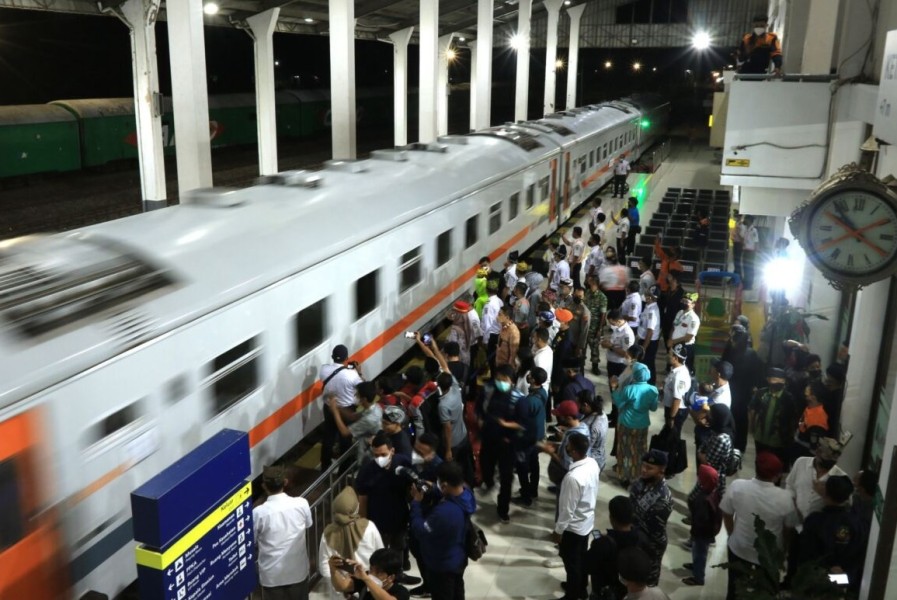 KAI Antisipasi Lonjakan Penumpang Mudik Lebaran dengan Strategi Tambahan Kereta Api