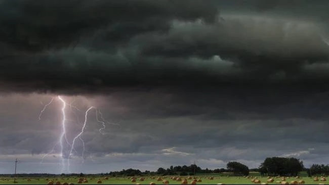 Peringatan Cuaca Ekstrem BMKG Jelang Nataru 2025 Jadi Sorotan Nasional