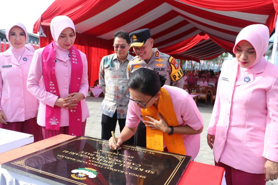 Komitmen Pendidikan Ketua YKB di Palu