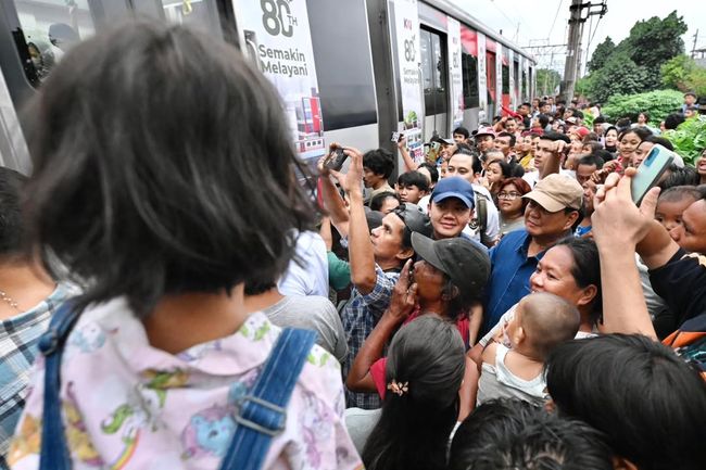 Prabowo Perintahkan Bangun Hunian Layak Warga Pinggir Rel Senen Jakarta Segera
