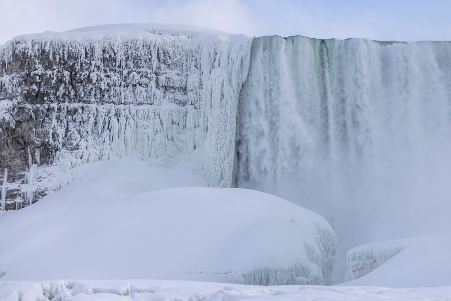 Fenomena Air Terjun Niagara Membeku Jadi Viral Musim Dingin