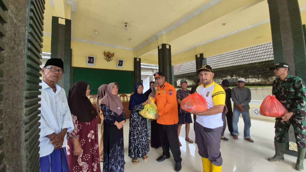 SIG Tuban Bantu Sembako untuk Korban Banjir Plumpang