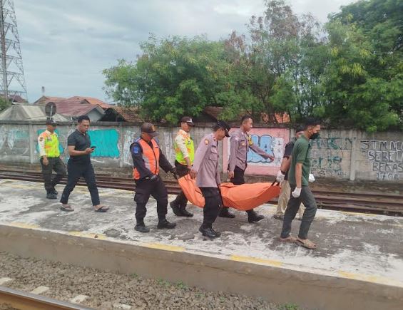 Wanita Tanpa Identitas Tewas Tertabrak Kereta Api di Stasiun Lemah Abang, Bekasi: Diduga Alami Gangguan Mental