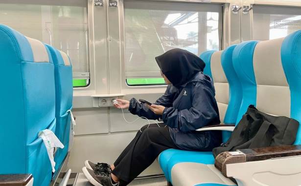 KAI Ingatkan Penumpang Gunakan Stop Kontak Kereta Bijak