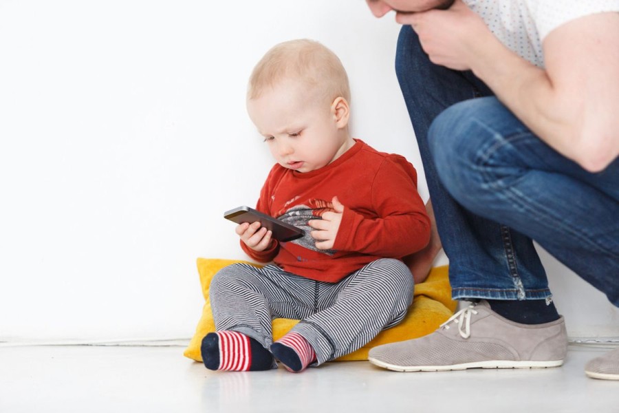 Dampak Buruk Gadget: Risiko Speech Delay pada Anak Usia Dini, Ini Kata Psikolog