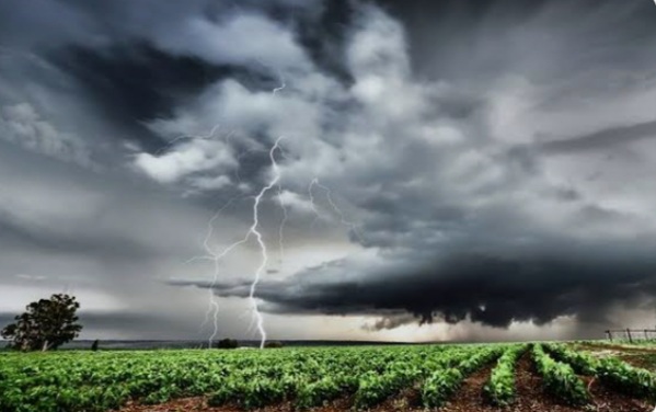 BMKG Peringatkan Cuaca Ekstrem Selama Libur Natal Tahun Ini