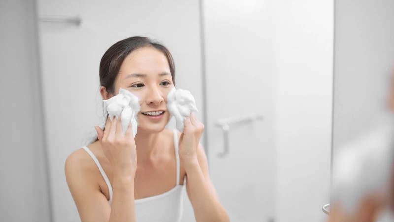 Panduan Skincare Dasar Membersihkan Wajah dengan Benar