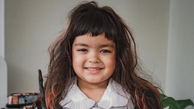 Artis Cilik Mazaya Amania Berbagi Kebahagiaan Lebaran dengan Anak-Anak Jakarta Pusat